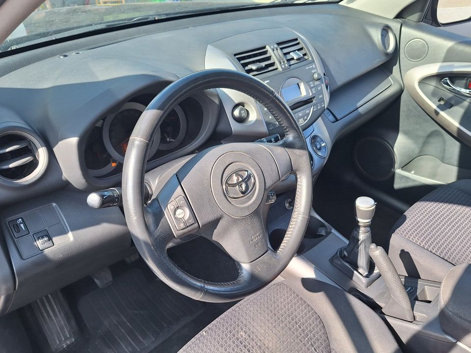 Toyota RAV 4 2.2 4x4 пробіг: 276854 рік:2006 потужність:177 PS ціна: 2500 - Фото 3