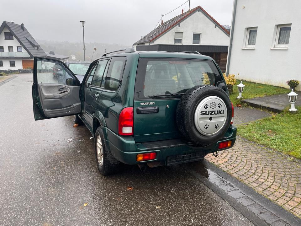 Suzuki grand vitara Xl-7Allrad 4x4 пробіг: 180000 рік: Juni 2005 Diesel потужність:108 PS коробка: Manuell ціна: 2600 - Фото 0