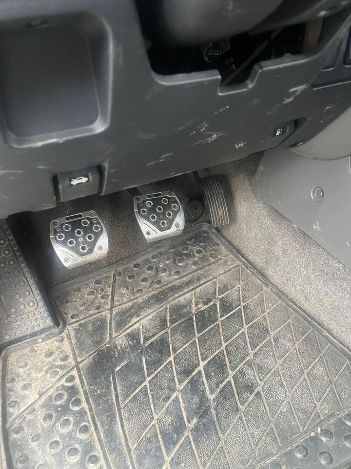 Mitsubishi Pajero 3,2 DI-D Avance 4X4  пробіг: 372000 рік: Dezember 2002 Diesel потужність:160 PS коробка: Manuell ціна: 4899 - Фото 8