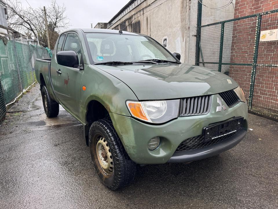 Надійний джип на фронт для ЗСУ Mitsubishi L200 2.5  пробіг: 300000 рік: Juli 2006 Diesel потужність:136 PS коробка: Manuell ціна: 4000 - Фото 0