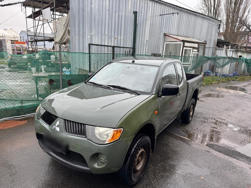 Надійний джип на фронт для ЗСУ Mitsubishi L200 2.5  пробіг: 300000 рік: Juli 2006 Diesel потужність:136 PS коробка: Manuell ціна: 4000 - Фото 1