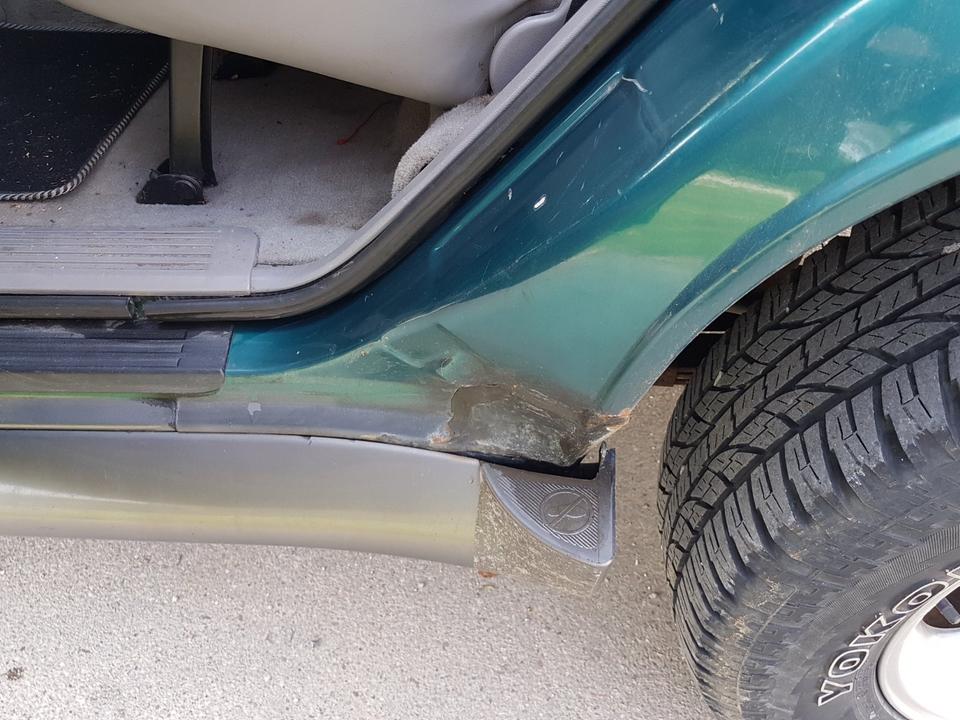 Ford Explorer U2 4x4 Allrad 4,0 V6  пробіг: 215000 рік: Oktober 1998 Benzin потужність:207 PS коробка: Automatik ціна: 1990 - Фото 17