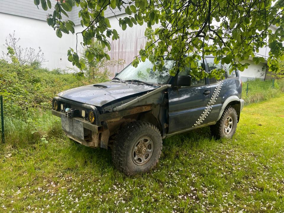 Nissan Terrano Offroad Trail 4x4 пробіг: 208000 рік: April 1998 Benzin коробка: Manuell потужність:125 PS ціна: 1000 - Фото 2