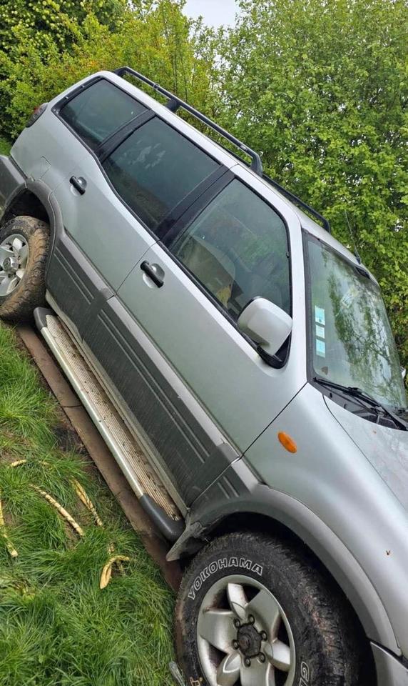 Nissan Terrano 2.7 TDI 4x4 7 Sitzer пробіг: 200000 рік: Januar 2004 Diesel потужність:125 PS коробка: Manuell ціна: 2000 - Фото 3