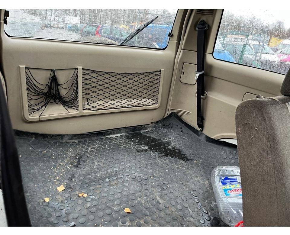 Nissan Terrano 2,7 TD Profi 4X4 пробіг: 228000 рік: September 2002 потужність:101 PS Diesel коробка: Manuell ціна: 1899 - Фото 12