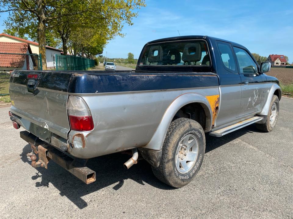 Mitsubishi L200 пробіг: 241000 рік: Oktober 2004 Diesel потужність:115 PS коробка: Manuell ціна: 3350 - Фото 1