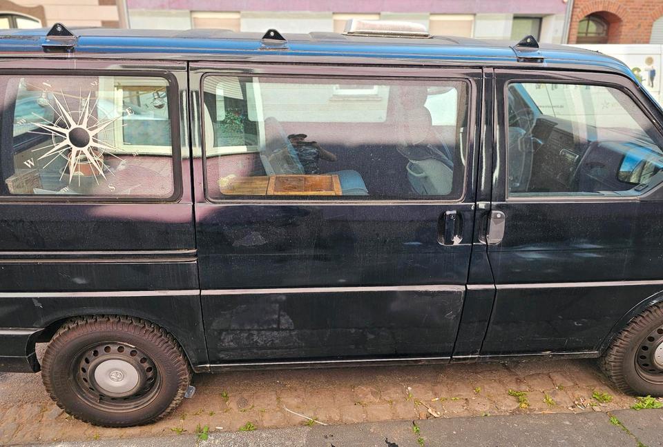 VW T4 Multivan Camper 2,5 Tdi Diesel пробіг: 264990 рік: Juni 1996 Diesel коробка: Manuell ціна: 2990 - Фото 9