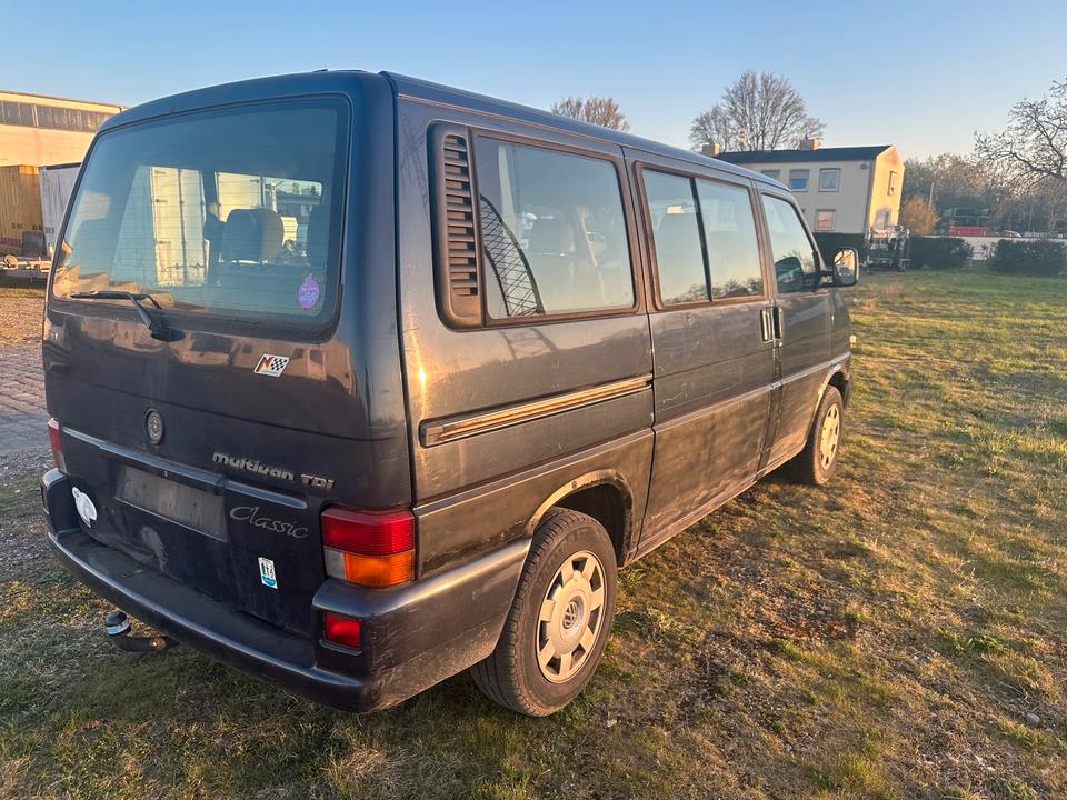 Якісний бус VW T4 Multivan 2.5 TDI рік: März 1996 Diesel потужність:102 PS коробка: Manuell ціна: 2650 - Фото 2