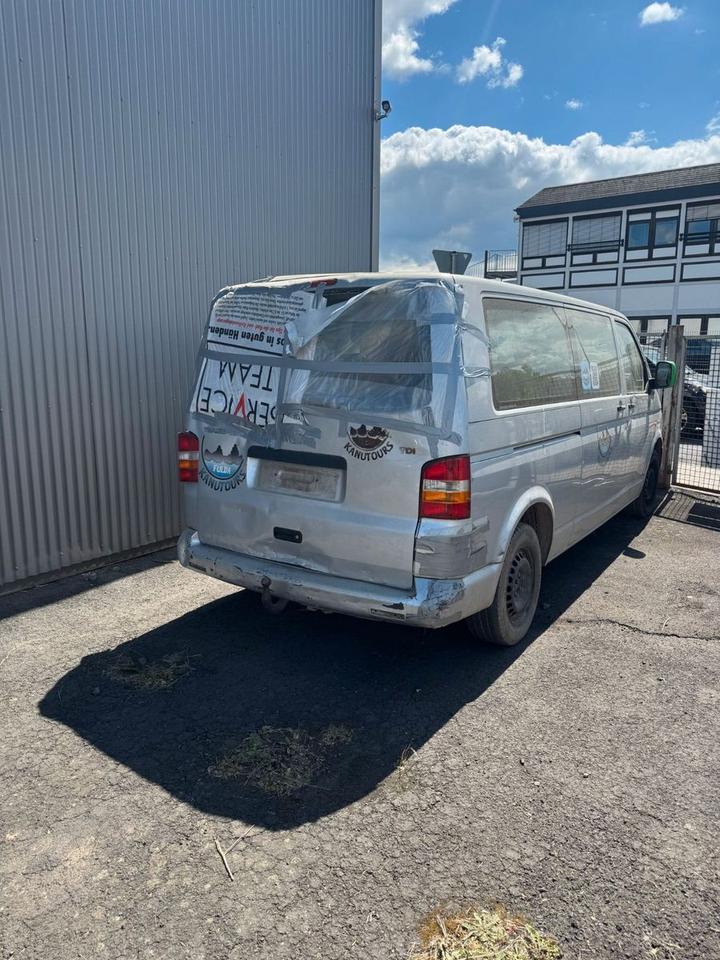 Volkswagen T5 Multivan 2.5 TDI HECKSCAHDEN Motor Läuft пробіг: 230000 рік: Oktober 2004 Diesel потужність:131 PS Van/Bus ціна: 2250 - Фото 0