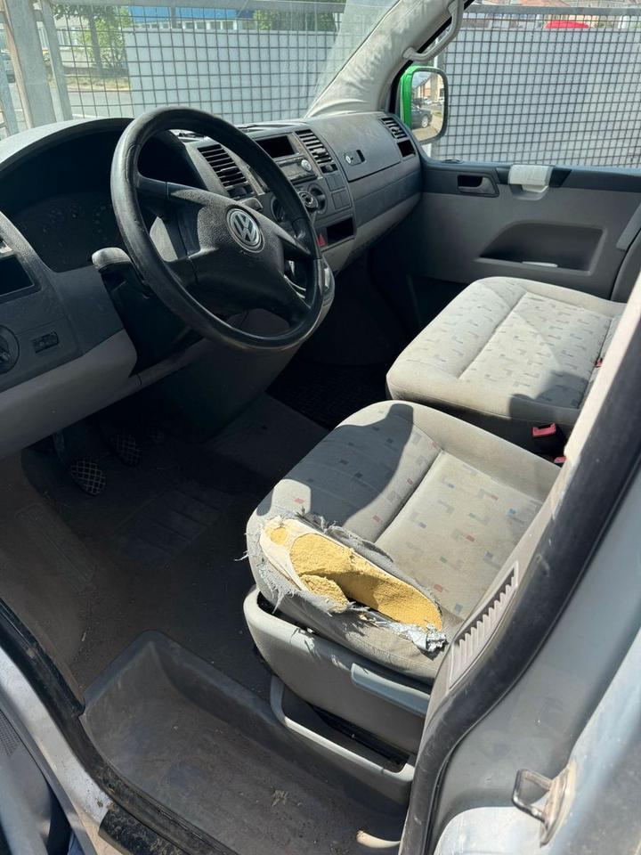 Volkswagen T5 Multivan 2.5 TDI HECKSCAHDEN Motor Läuft пробіг: 230000 рік: Oktober 2004 Diesel потужність:131 PS Van/Bus ціна: 2250 - Фото 6