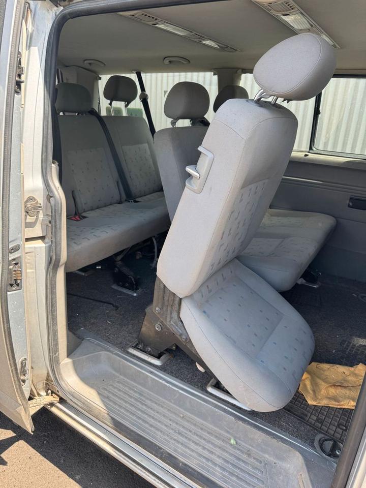 Volkswagen T5 Multivan 2.5 TDI HECKSCAHDEN Motor Läuft пробіг: 230000 рік: Oktober 2004 Diesel потужність:131 PS Van/Bus ціна: 2250 - Фото 8