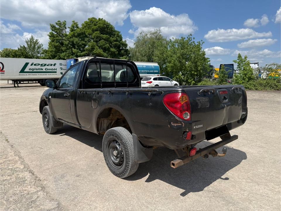 Потужне авто Mitsubishi L200 2.5D 4x4 1-Kabine Klima AHK рік: März 2011 потужність:136 PS Diesel ціна: 5900 - Фото 2