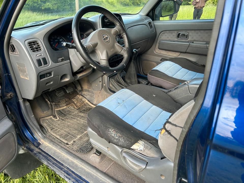 Nissan Navara d22 4x4 pickup пробіг: 296000 рік: August 2004 Diesel потужність:136 PS коробка: Manuell Dezember 2025 ціна: 4500 - Фото 5