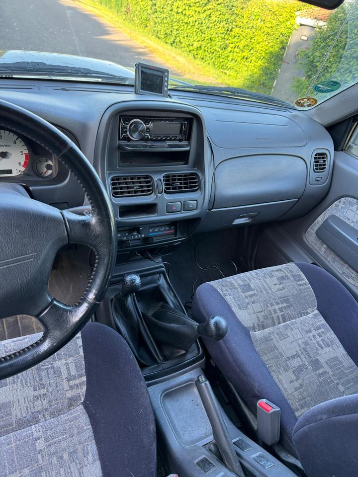 Nissan Navara 2.5 D22 Doppelkabine 4X4 пробіг: 122000 рік: Mai 2001 Diesel потужність:104 PS коробка: Manuell ціна: 4400 - Фото 7