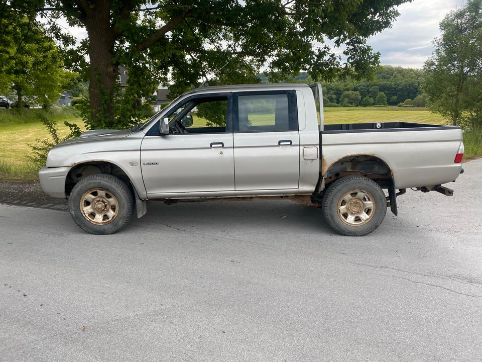 Mitsubishi L200 Pick-up пробіг: 255000 рік: März 2006 Diesel потужність:116 PS коробка: Manuell ціна: 3899 - Фото 1