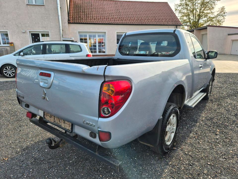 Mitsubishi L200 пробіг: 300000 рік: Februar 2011 Diesel потужність:140 PS коробка: Manuell ціна: 5500 - Фото 4