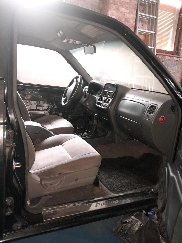 Купити позашляховик авто з ЄвропиNissan D22, limited Edition 166/200  пробіг: 999999 Diesel потужність:103 PS коробка: Manuell ціна: 5000 - Фото 4