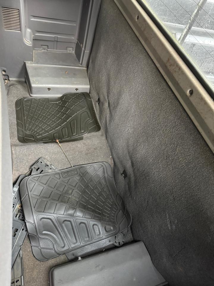 Nissan Navara 2.5 D22 4X4 пробіг: 239000 рік: Dezember 2006 Diesel потужність:134 PS коробка: Manuell ціна: 4000 - Фото 9