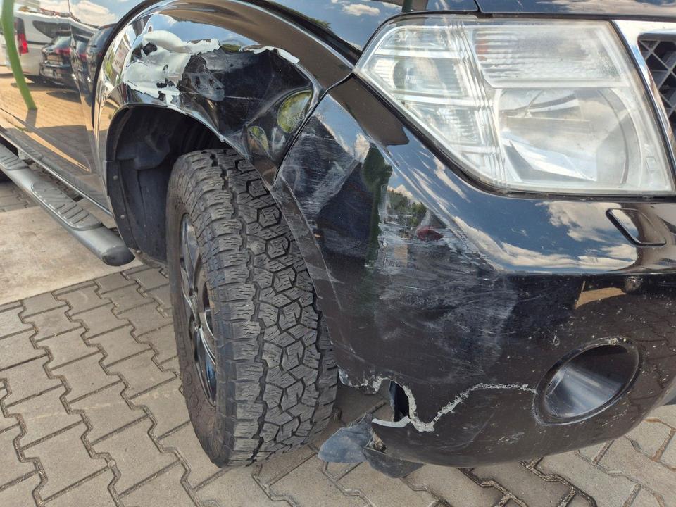 Nissan Navara Pickup Double Cab LE  4X4 рік: März 2011 Diesel потужність:190 PS коробка: Automatik ціна: 4900 - Фото 6