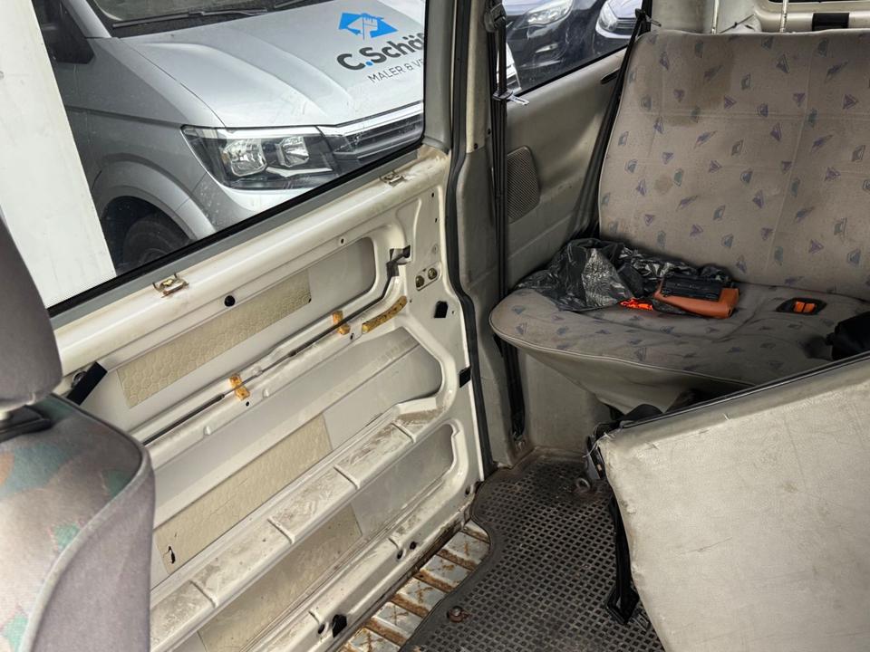 Volkswagen T4 Multivan пробіг: 230000 рік: November 1995 Diesel потужність:68 PS коробка: Manuell ціна: 1299 - Фото 5