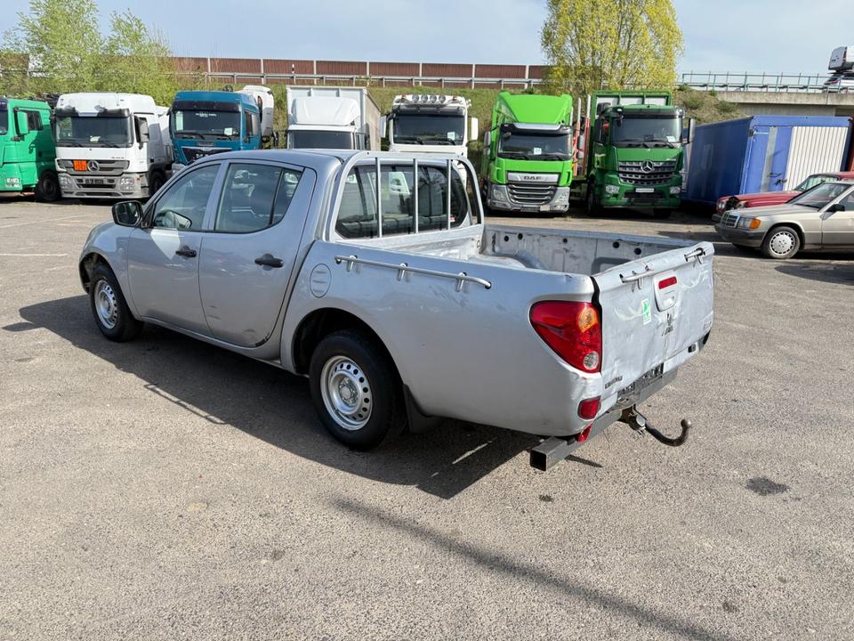 Mitsubishi L200 Inform Doppelkabine 2WD пробіг: 143867 рік: August 2010 Diesel потужність:128 PS коробка: Manuell ціна: 5990 - Фото 3