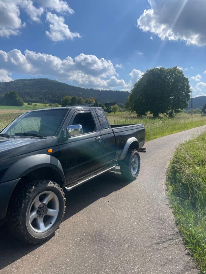 Nissan Navara D22 KingCab Pickup пробіг: 180000 рік: Juli 2000 Diesel потужність:103 PS коробка: Manuell ціна: 4999 Schwarz - Фото 1