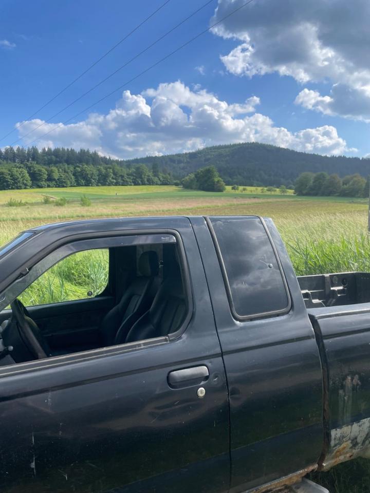 Nissan Navara D22 KingCab Pickup пробіг: 180000 рік: Juli 2000 Diesel потужність:103 PS коробка: Manuell ціна: 4999 Schwarz - Фото 8