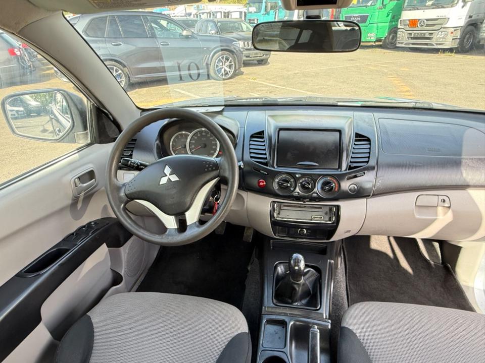 Mitsubishi L200 Inform Doppelkabine 4WD пробіг: 143867 рік: August 2010 Diesel потужність:128 PS коробка: Manuell ціна: 4990 Silber - Фото 11