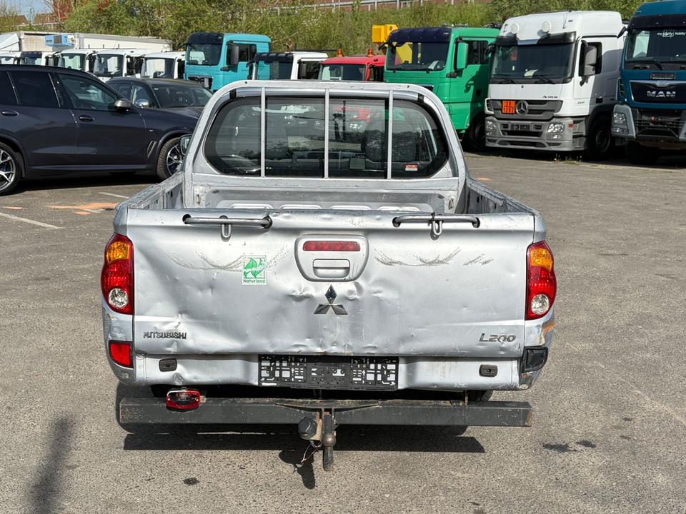 Mitsubishi L200 Inform Doppelkabine 4WD пробіг: 143867 рік: August 2010 Diesel потужність:128 PS коробка: Manuell ціна: 4990 Silber - Фото 4