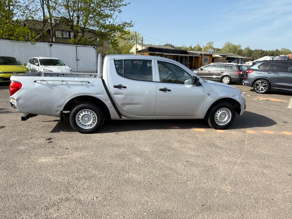 Mitsubishi L200 Inform Doppelkabine 4WD пробіг: 143867 рік: August 2010 Diesel потужність:128 PS коробка: Manuell ціна: 4990 Silber - Фото 6