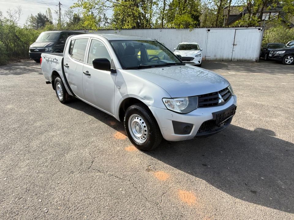 Mitsubishi L200 Inform Doppelkabine 4WD пробіг: 143867 рік: August 2010 Diesel потужність:128 PS коробка: Manuell ціна: 4990 Silber - Фото 7