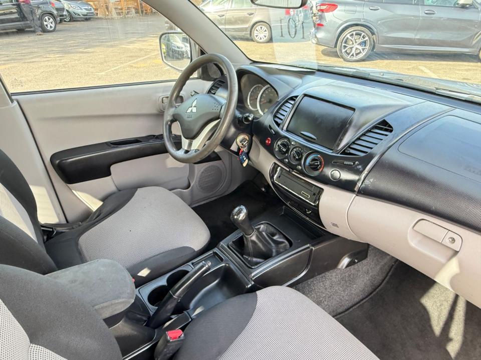 Mitsubishi L200 Inform Doppelkabine 4WD пробіг: 143867 рік: August 2010 Diesel потужність:128 PS коробка: Manuell ціна: 4990 Silber - Фото 8