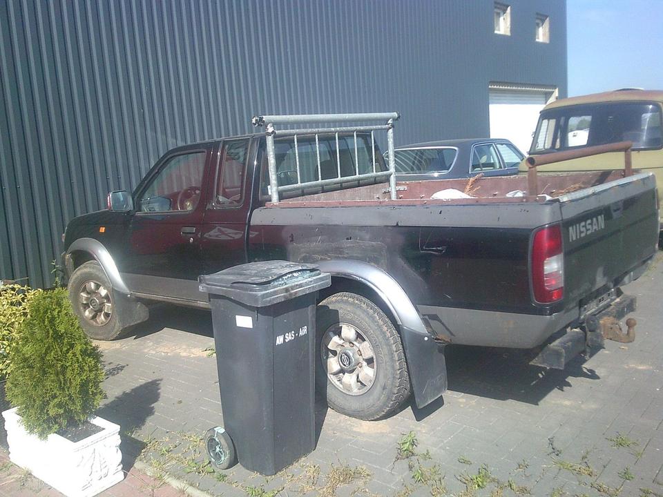 Nissan Navara 4x4 пробіг: 168500 рік: November 2000 Diesel потужність:103 PS коробка: Manuell ціна: 3690 - Фото 3