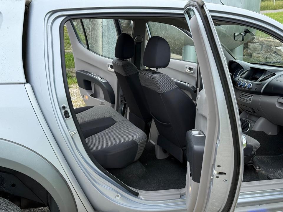 Mitsubishi L200 Pick-Up Double Cab 2.5 D-ID 4WD Intense пробіг: 301000 рік: August 2006 Diesel потужність:136 PS SUV/Geländewagen ціна: 5950 - Фото 10