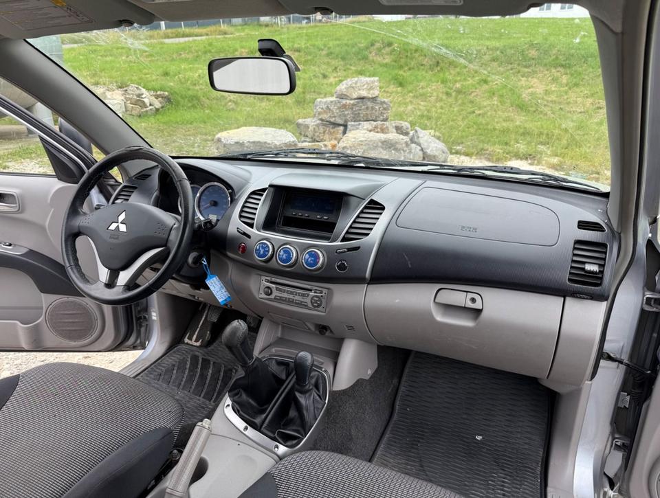 Mitsubishi L200 Pick-Up Double Cab 2.5 D-ID 4WD Intense пробіг: 301000 рік: August 2006 Diesel потужність:136 PS SUV/Geländewagen ціна: 5950 - Фото 11