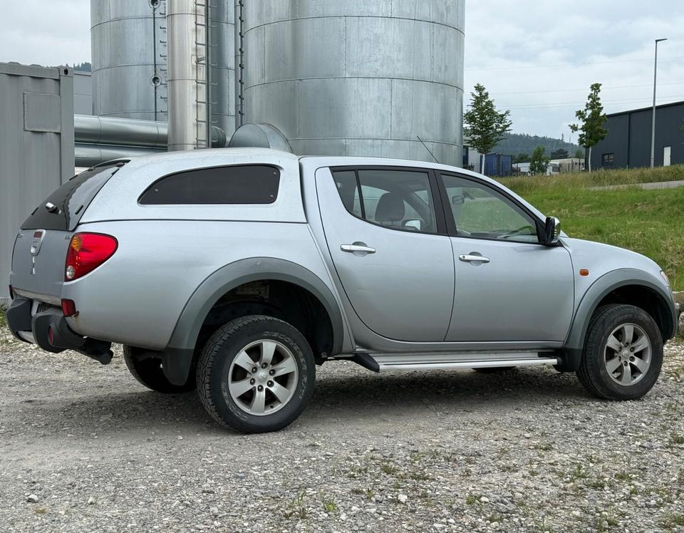 Mitsubishi L200 Pick-Up Double Cab 2.5 D-ID 4WD Intense пробіг: 301000 рік: August 2006 Diesel потужність:136 PS SUV/Geländewagen ціна: 5950 - Фото 3