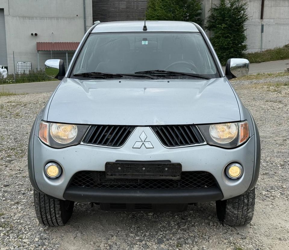 Mitsubishi L200 Pick-Up Double Cab 2.5 D-ID 4WD Intense пробіг: 301000 рік: August 2006 Diesel потужність:136 PS SUV/Geländewagen ціна: 5950 - Фото 5
