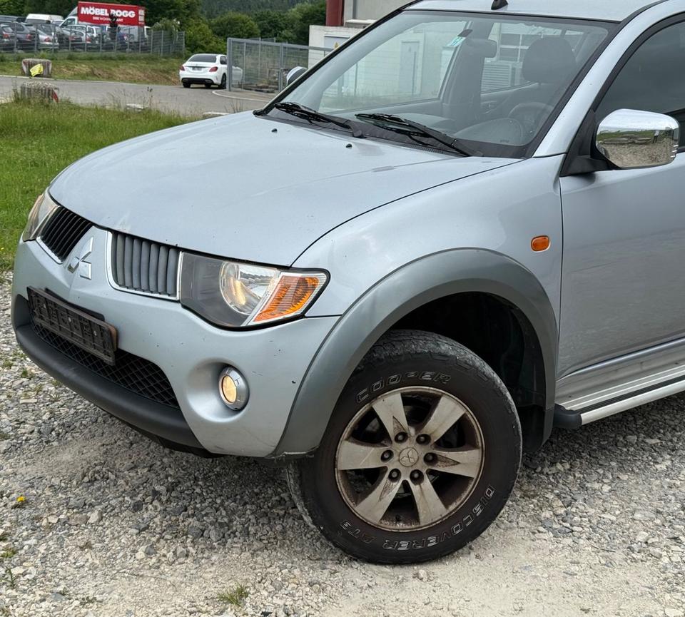 Mitsubishi L200 Pick-Up Double Cab 2.5 D-ID 4WD Intense пробіг: 301000 рік: August 2006 Diesel потужність:136 PS SUV/Geländewagen ціна: 5950 - Фото 6