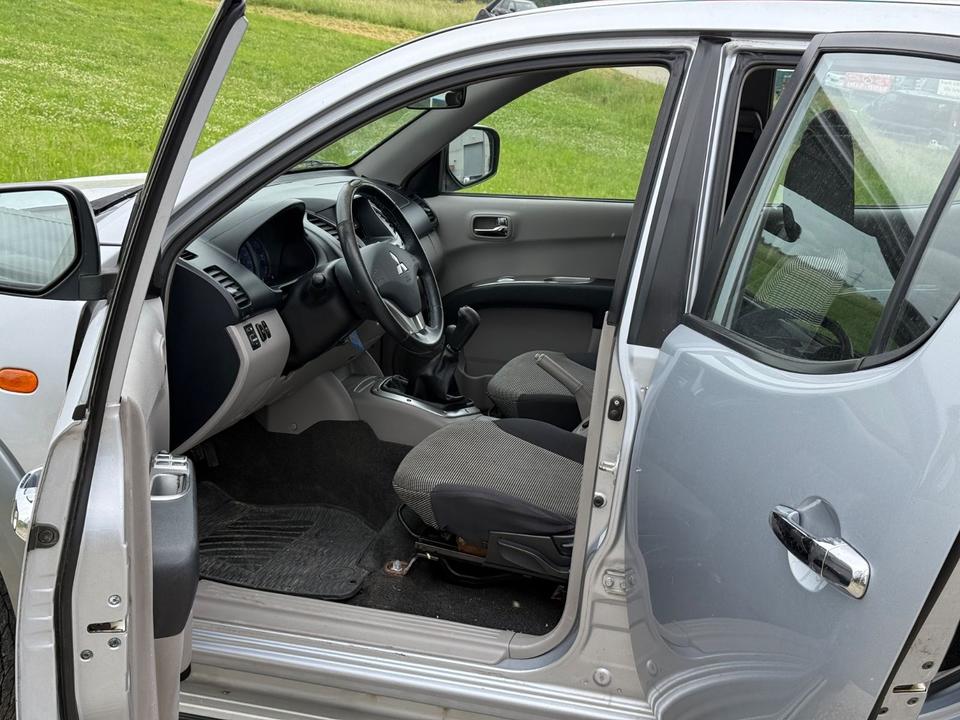 Mitsubishi L200 Pick-Up Double Cab 2.5 D-ID 4WD Intense пробіг: 301000 рік: August 2006 Diesel потужність:136 PS SUV/Geländewagen ціна: 5950 - Фото 7