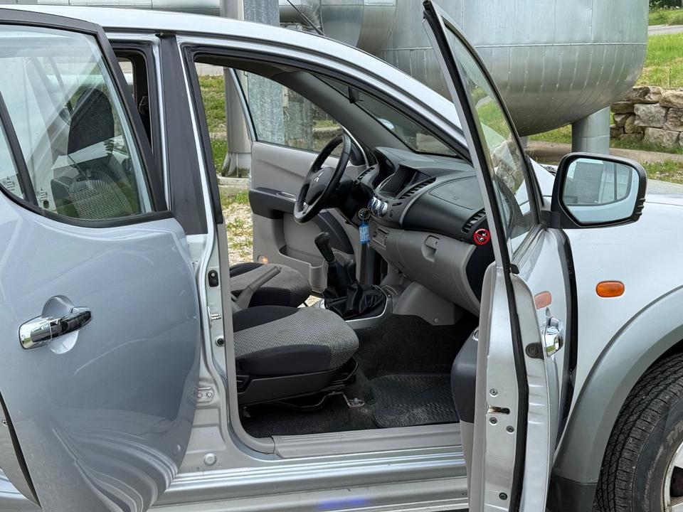 Mitsubishi L200 Pick-Up Double Cab 2.5 D-ID 4WD Intense пробіг: 301000 рік: August 2006 Diesel потужність:136 PS SUV/Geländewagen ціна: 5950 - Фото 8