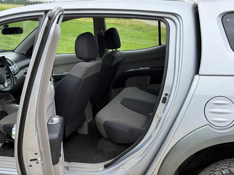 Mitsubishi L200 Pick-Up Double Cab 2.5 D-ID 4WD Intense пробіг: 301000 рік: August 2006 Diesel потужність:136 PS SUV/Geländewagen ціна: 5950 - Фото 9