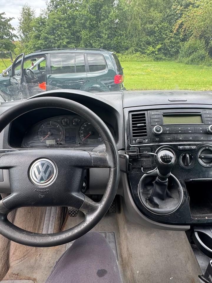 купити бус Volkswagen T5 Transporter Bus Multivan пробіг: 233000 рік: April 2005 Diesel ціна: 2799 коробка: Manuell коробка: Manuell потужність:131 PS - Фото 2