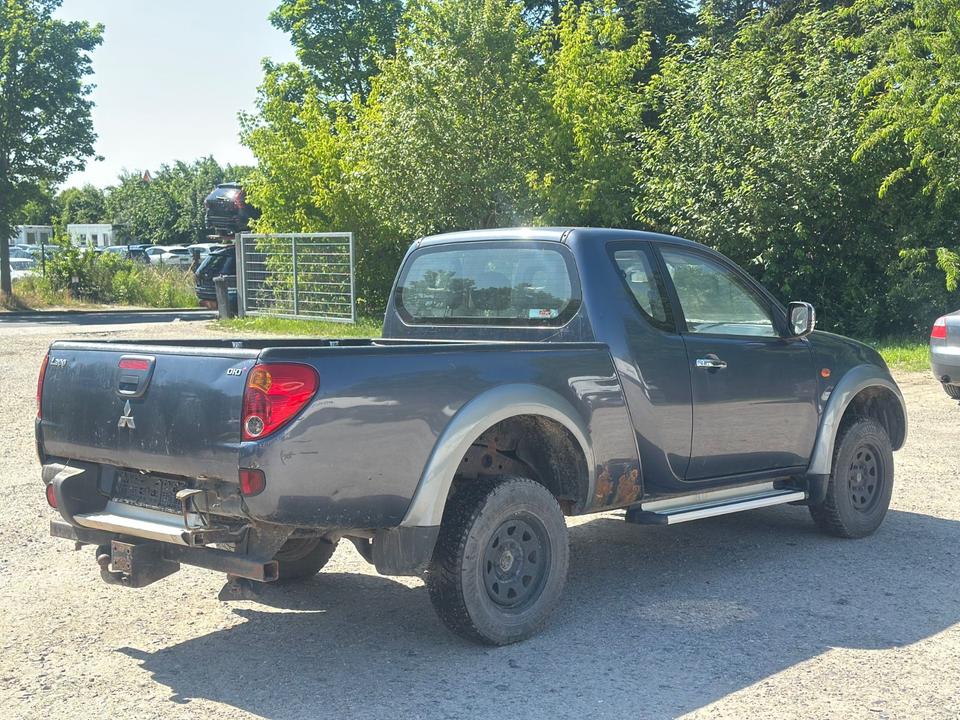 Mitsubishi L200 Intense Club Cab 4WD 123Kw Klima пробіг: 170000 рік: März 2008 Diesel потужність:167 PS коробка: Manuell ціна: 5900 - Фото 4