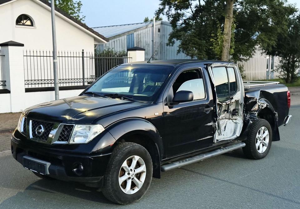 Nissan Navara Pickup Dop-Kabine 4X4 Automatik пробіг: 248000 рік: Mai 2008 Diesel потужність:174 PS коробка: Automatik ціна: 5500 - Фото 1