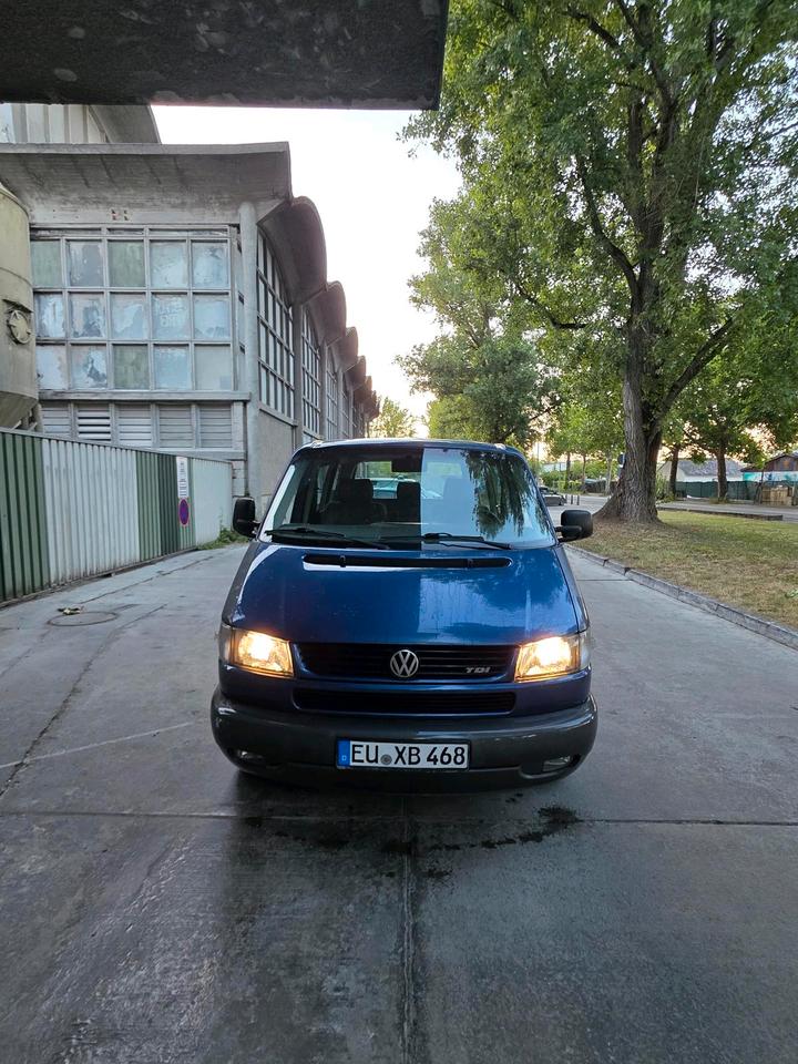 VW T4 MULTIVAN 2.5 TDI KLIMAANLAGE ALLSTAR пробіг: 510000 рік: Mai 1999 Diesel потужність:102 PS коробка: Manuell ціна: 3200 - Фото 0