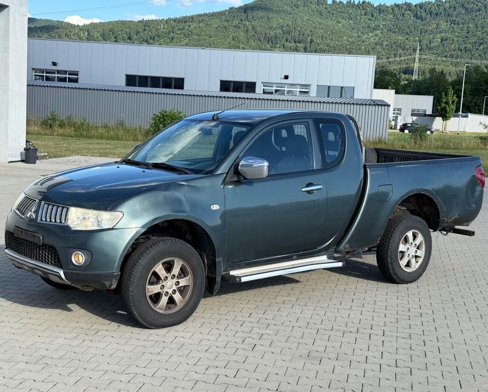 Mitsubishi L200 Pick-Up Club Cab 2.5 D-ID 4WD пробіг: 280000 рік: Mai 2011 Diesel потужність:136 PS коробка: Manuell Juli 2025 ціна: 4800 - Фото 0