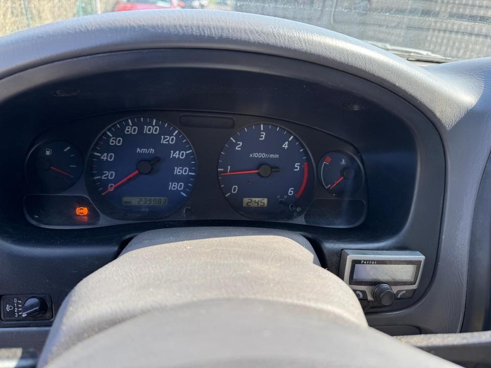 Nissan Navara D22 2.5 4x4 пробіг: 239000 рік: Dezember 2006 Diesel потужність:134 PS коробка: Manuell ціна: 3700 - Фото 9