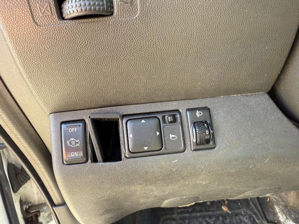 Надійне авто Nissan Navara Pickup Doppelkabine  пробіг: 292040 потужність:174 PS Diesel рік: September 2005 коробка: Manuell ціна: 3450 - Фото 6