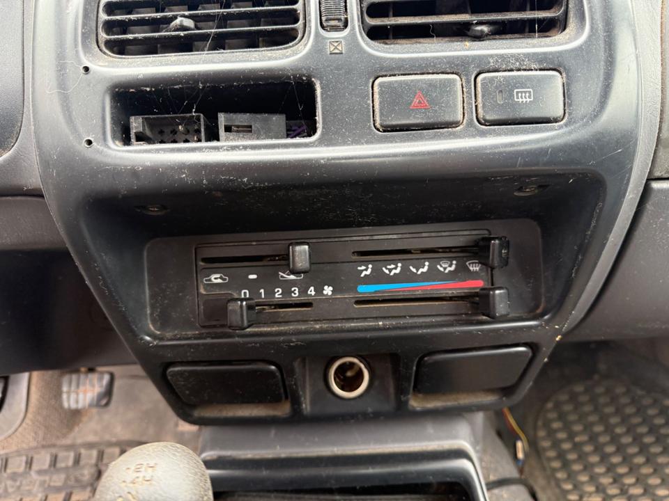 Nissan PickUp TD пробіг: 216000 рік: Januar 2001 Diesel потужність:133 PS коробка: Manuell ціна: 2450 - Фото 6