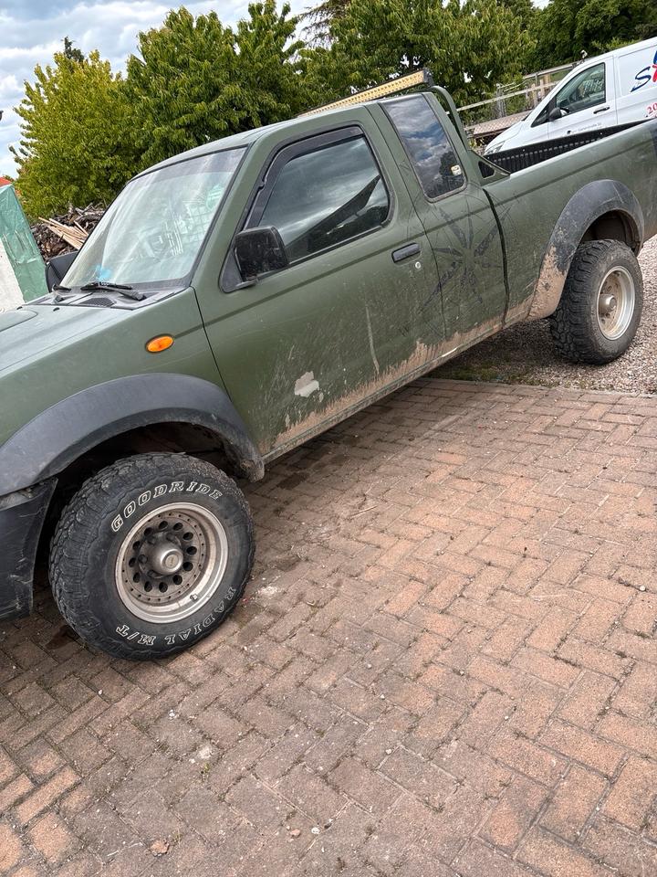 Nissan Navara D22 пробіг: 206014 рік: Juni 2003 Diesel потужність:133 PS коробка: Manuell ціна: 5800 - Фото 0